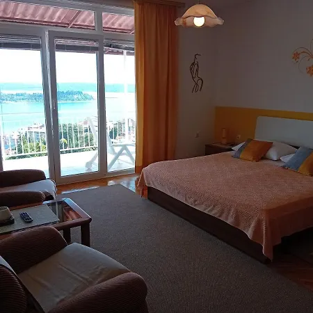 Heidi Apartman *